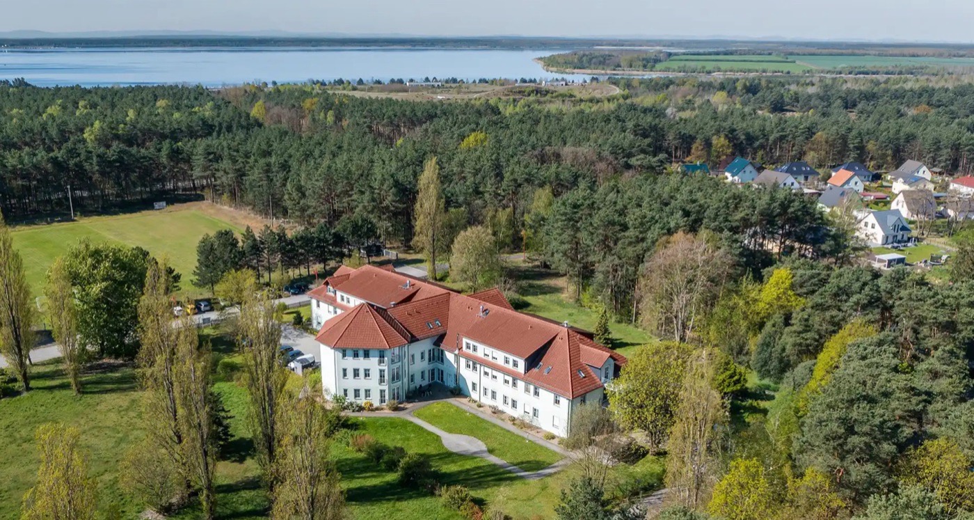 Luftaufnahme einer Pflegeeinrichtung in Waldlage am See